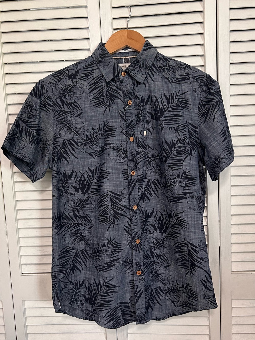 NWT DENIM FLOWER Men's 
Tropical Leaf Button Down Shirt
Slim Fit size S